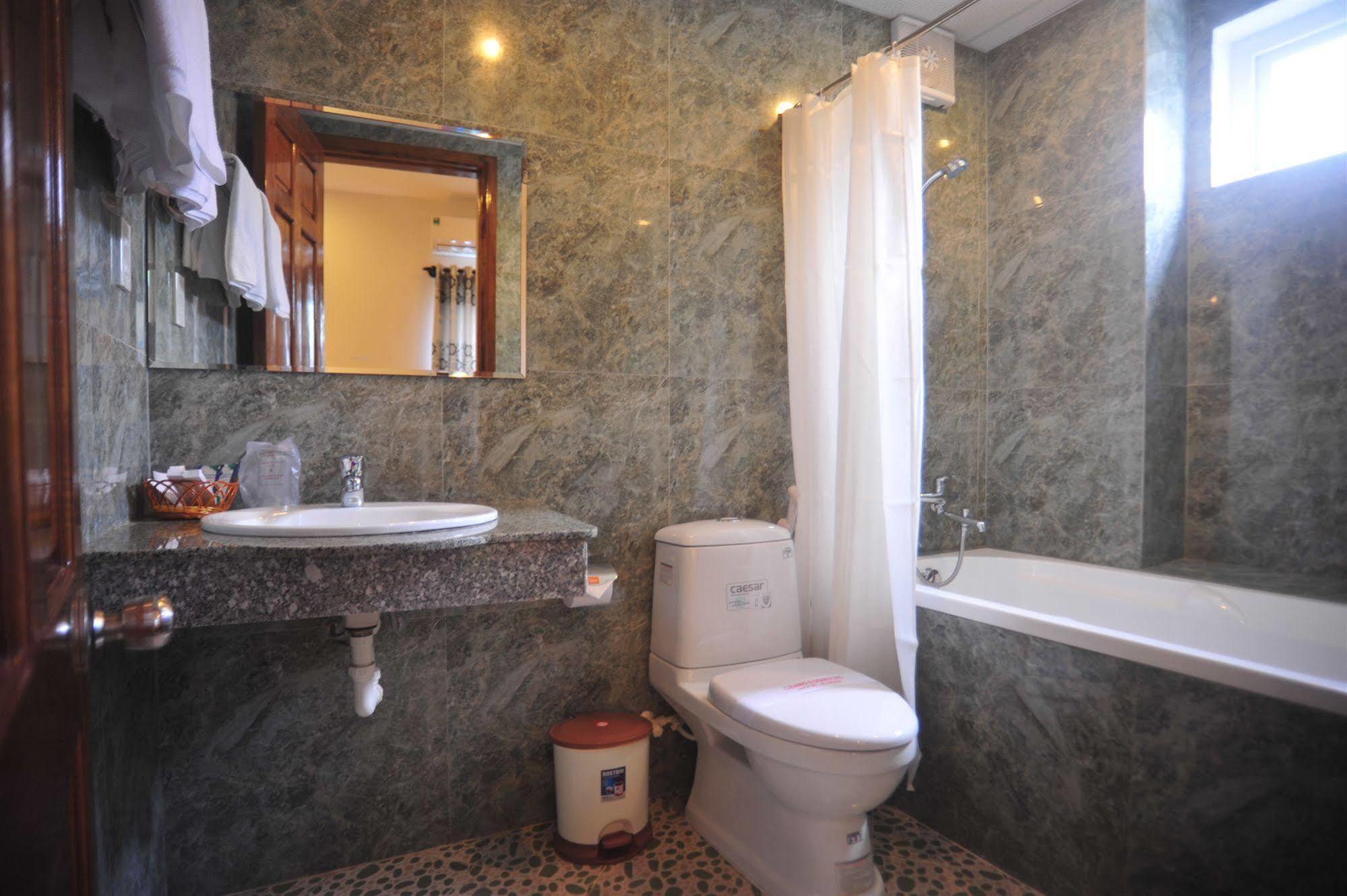 Hong Thien Ruby Hotel Hue Bagian luar foto